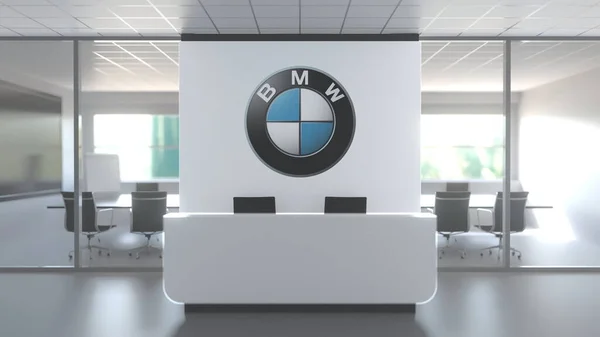 Logotipo de BMW em uma parede no escritório moderno, editorial conceitual renderização 3D — Fotografia de Stock