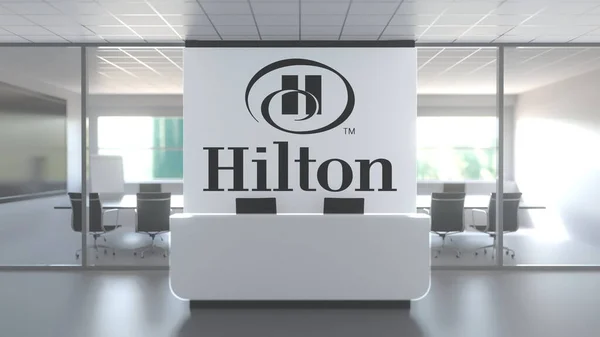 Logo of Hilton на стіні в сучасному офісі Концептуальний 3d рендеринг — стокове фото