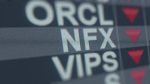 Newfield Exploration Nfx stock ticker op het scherm met afnemende pijl. Redactionele crisis gerelateerde loopable animatie — Stockvideo