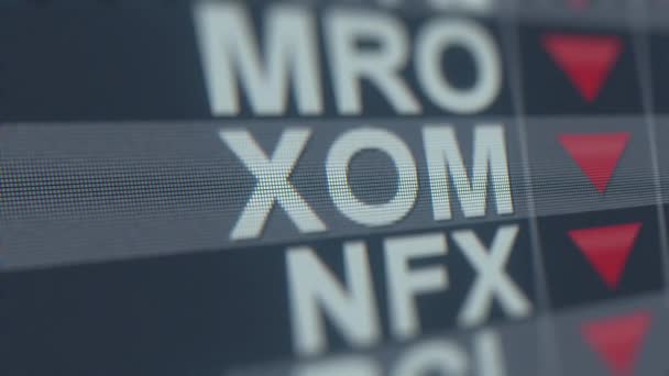 EXXON MOBIL XOM stock ticker sullo schermo con freccia decrescente. Animazione loop correlata alla crisi editoriale — Video Stock