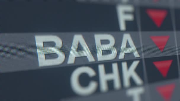 Alibaba Group Holding Adr Baba aandelenticker met afnemende pijl. Redactionele crisis gerelateerde loopable animatie — Stockvideo