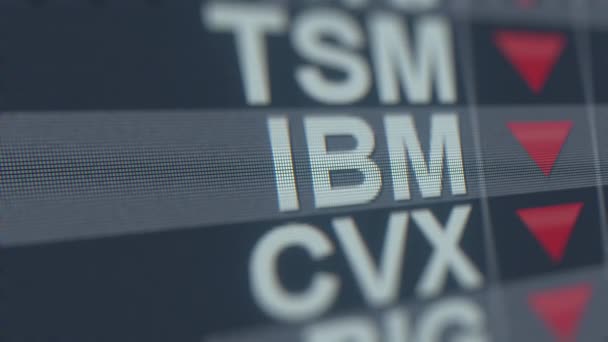Aandelenbeurs ticker van International Business Machines Ibm met dalende pijl. Redactionele crisis gerelateerde loopable animatie — Stockvideo
