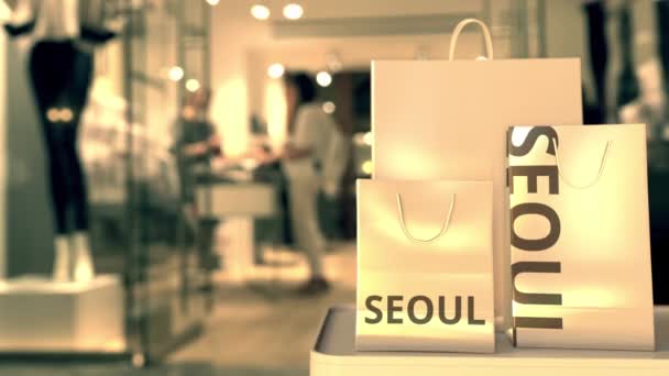 Shopping bag con testo SEOUL contro negozio sfocato. Clip correlati allo shopping coreano — Video Stock