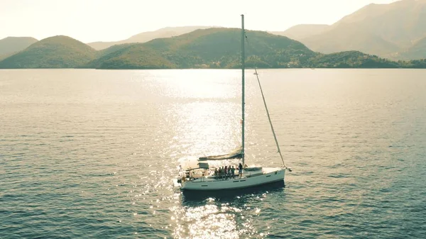 Вид с воздуха на неизвестных людей, веселящихся на парусной яхте у Ионического моря, Греция — стоковое фото