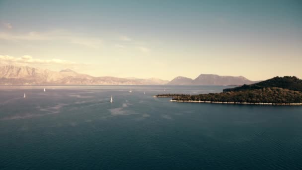 Vue aérienne des îles montagneuses pittoresques et des voiliers dans la mer Ionienne, Grèce — Video