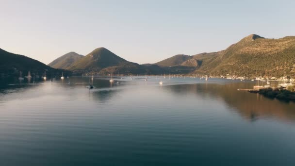 Vista aérea de baja altitud de veleros cerca de la ciudad costera de Nydri. Lefkada, Grecia — Vídeos de Stock