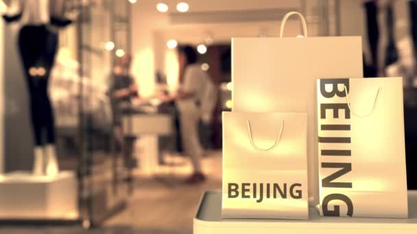 Shopping bag con testo BEIJING contro negozio sfocato. Clip relativo al commercio al dettaglio cinese — Video Stock