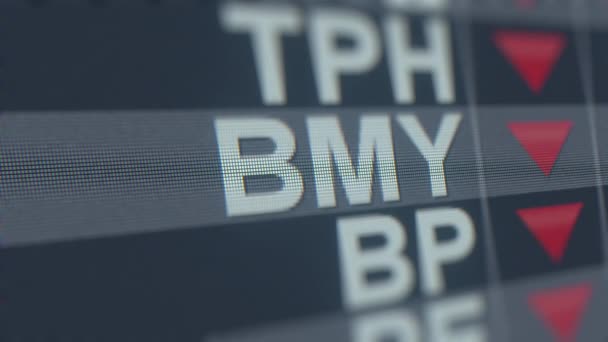 Stock exchange ticker of BRISTOL-MYERS SQUIBB BMY with decreasing arrow. Editorial crisis related loopable animation — Stock Video