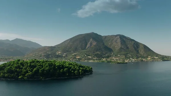 Uitzicht vanuit de lucht op het prachtige bergachtige eiland in de Ionische Zee, Griekenland — Stockfoto