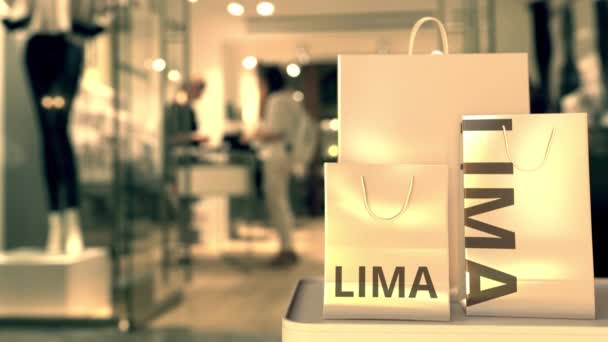 Sacs à provisions avec texte LIMA contre magasin flou. Clip de vente au détail péruvien — Video