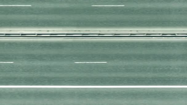 Вид сверху с воздуха на автомобили, открывающие флаг Эстонии на дороге. Путешествие по концептуальной 3D анимации — стоковое видео