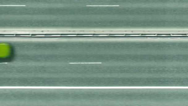Вид сверху с воздуха на автомобили, открывающие флаг Коста-Рики на дороге. Путешествие по концептуальной 3D анимации — стоковое видео
