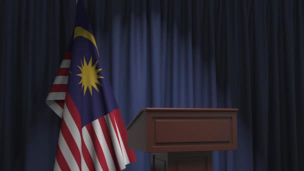 Bandera nacional de Malasia y tribuna hablante podium. Evento político o declaración relacionada con la animación conceptual 3D — Vídeos de Stock