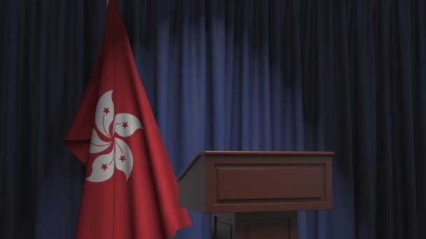 Флаг Гонконга и трибуна для спикеров. Политические события или заявления, связанные с концептуальной 3D анимацией — стоковое видео