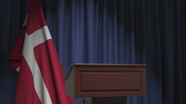Flaga Danii i trybuna podium mówców. Impreza polityczna lub oświadczenie związane z konceptualnym renderowaniem 3d — Zdjęcie stockowe