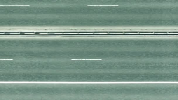 Vista aérea de cima para baixo de carros revelando bandeira da Letônia na estrada. Viajar relacionado animação 3D conceitual — Vídeo de Stock