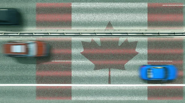 Vista aerea dall'alto verso il basso di automobili e bandiera del Canada sulla strada. Rendering 3D concettuale in viaggio — Foto Stock