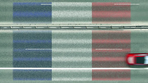 Vue aérienne du haut vers le bas de la voiture et le drapeau de la France sur la route. Voyage lié rendu 3D conceptuel — Photo