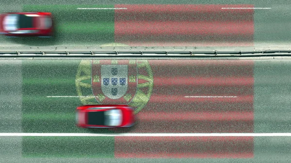 Z lotu ptaka widok na samochody i flagę Portugalii na drodze. Podróżowanie związane z konceptualnym renderowaniem 3d — Zdjęcie stockowe