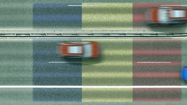 Vista aérea de arriba hacia abajo de los coches y la bandera de Rumania en la carretera. Viajar relacionado con la representación conceptual 3D — Foto de Stock