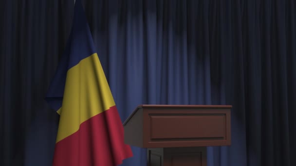 Флаг Румынии и трибуна спикера. Политические события или заявления, связанные с концептуальной 3D анимацией — стоковое видео
