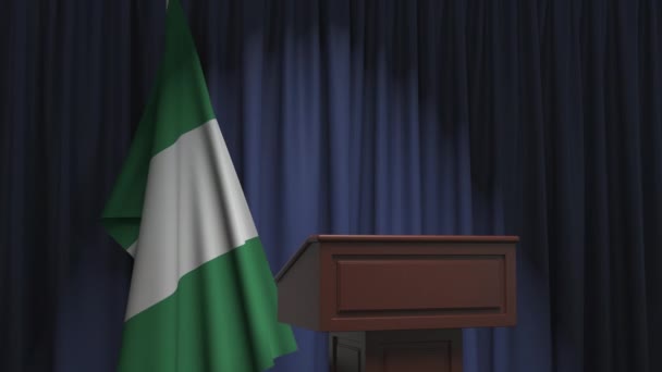 Государственный флаг Нигерии и трибуна спикера. Политические события или заявления, связанные с концептуальной 3D анимацией — стоковое видео