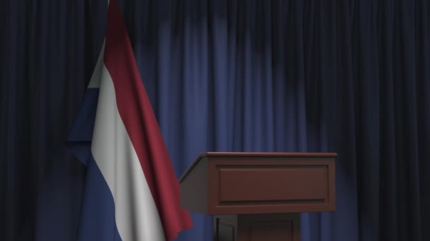 Bandera nacional de los Países Bajos y tribuna hablante del podio. Evento político o declaración relacionada con la animación conceptual 3D — Vídeos de Stock