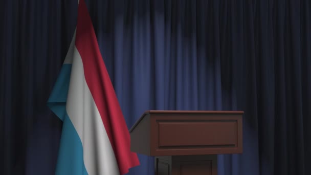 Drapeau national du Luxembourg et tribune du podium des orateurs. Événement politique ou déclaration liée à l'animation 3D conceptuelle — Video