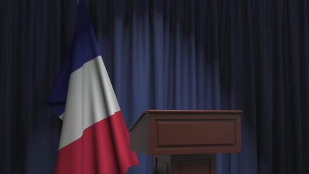 Flaga narodowa Francji i trybuna podium mówców. Impreza polityczna lub oświadczenie związane z konceptualną animacją 3D — Wideo stockowe