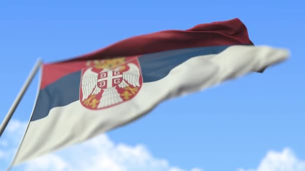 Zwaaiende vlag van Servië, laag hoekzicht. Loopbare realistische slow motion 3d animatie — Stockvideo