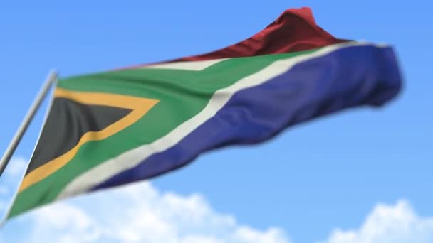 Літаючий прапор Південної Африки, вид з низьким кутом. Loopable realistic повільний рух 3d анімація — стокове відео