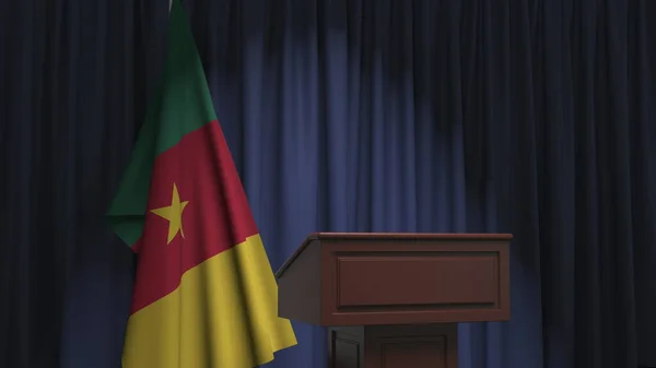Kamerun zászlója és szónoki emelvény. Politikai esemény vagy nyilatkozattal kapcsolatos konceptuális 3D-s renderelés — Stock Fotó