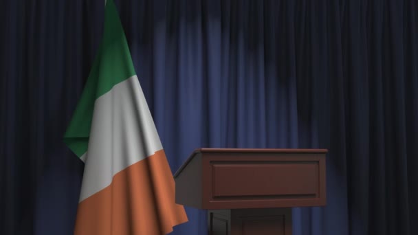 Drapeau de la République d'Irlande et tribune du podium des orateurs. Événement politique ou déclaration liée à l'animation 3D conceptuelle — Video