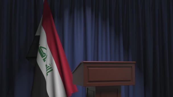 Флаг Ирака и трибуна спикера. Политические события или заявления, связанные с концептуальной 3D анимацией — стоковое видео