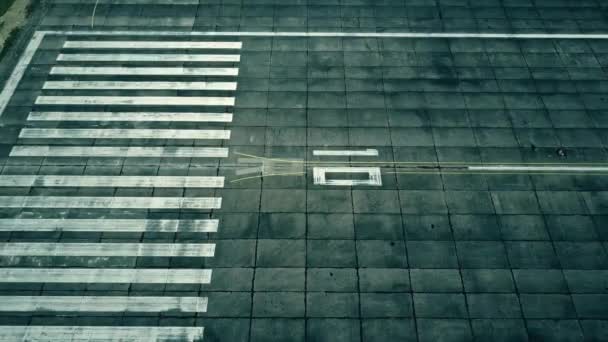 Vista aérea de un avión de aterrizaje que revela la bandera de Marruecos en el aeródromo de un aeropuerto. Animación 3D conceptual relacionada con los viajes aéreos — Vídeos de Stock