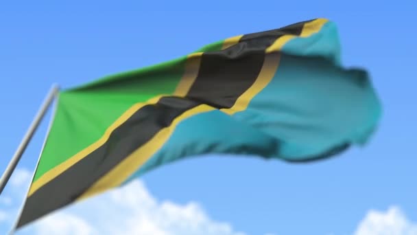 Хвиля національного прапора Танзанії, вид з низьким кутом зору. Loopable realistic повільний рух 3d анімація — стокове відео