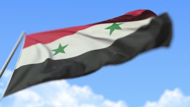 シリアの飛行国旗、低角度表示します。ループ可能な現実的なスローモーション3Dアニメーション — ストック動画