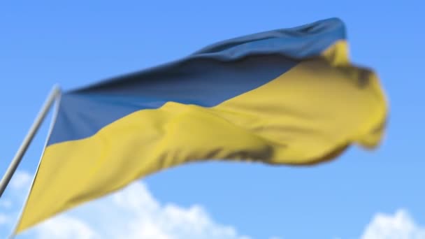 Flygande flagga Ukraina, låg vinkel vy. Loopable realistisk slow motion 3D-animation — Stockvideo