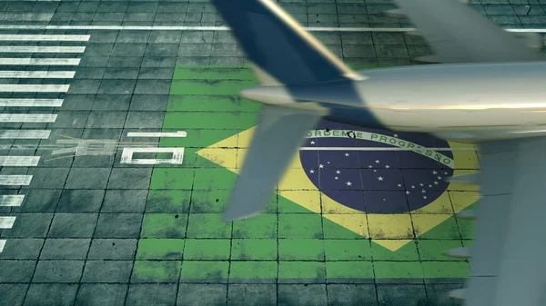 Vista aérea de un avión de aterrizaje y bandera de Brasil en el aeródromo de un aeropuerto. Representación 3D conceptual relacionada con los viajes aéreos —  Fotos de Stock