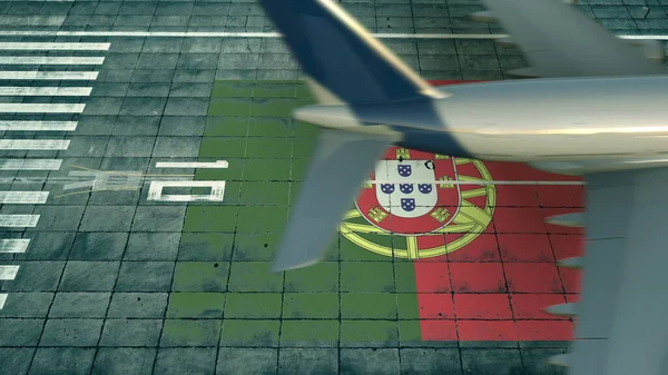 Vista aérea de un avión de aterrizaje y bandera de Portugal en el aeródromo de un aeropuerto. Representación 3D conceptual relacionada con los viajes aéreos — Foto de Stock