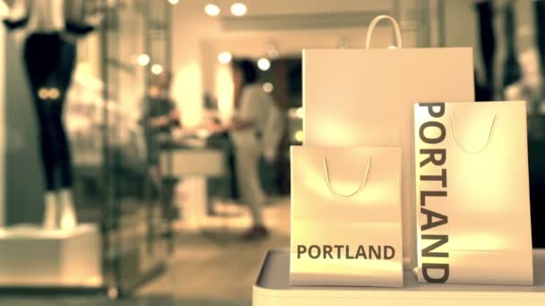 Papírové nákupní tašky s titulem Portlandu proti rozmazanému vstupu do obchodu. Retail in the United States related 3d animation — Stock video