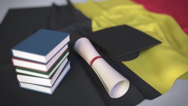 Berretto di laurea, libri e diploma sulla bandiera belga. L'istruzione superiore in Belgio relativa all'animazione concettuale 3D — Video Stock