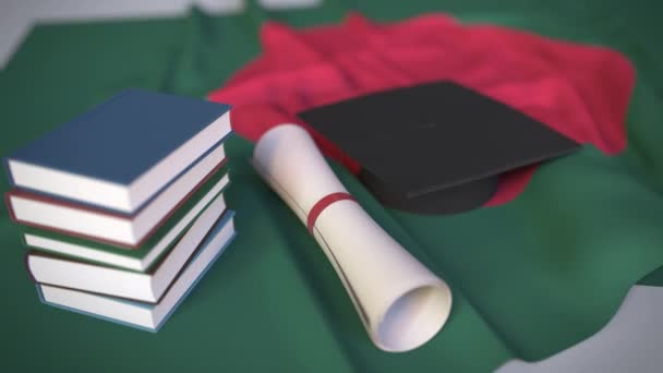 Czapka dyplomowa, książki i dyplom na fladze Bangladeszu. Szkolnictwo wyższe w Bangladeszu związane koncepcyjne animacja 3D — Wideo stockowe