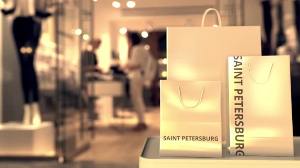 Einkaufstüten mit Peterburg-Schriftzug vor verschwommenem Ladeneingang. Einkaufen in Russland verwandte 3D-Animation — Stockvideo