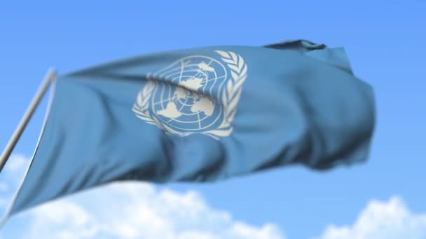 Flying flag of the United Nations UN, low angle view. Editorial loopable realista animación en cámara lenta 3D — Vídeo de stock