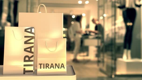 Papírové tašky s textem od Tirany. Nákupy v Albánii související konceptuální 3D animace — Stock video