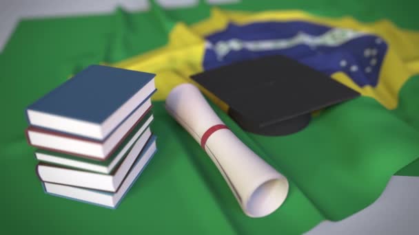 Capa de formatura, livros e diploma na bandeira brasileira. Ensino superior no Brasil relacionado animação 3D conceitual — Vídeo de Stock