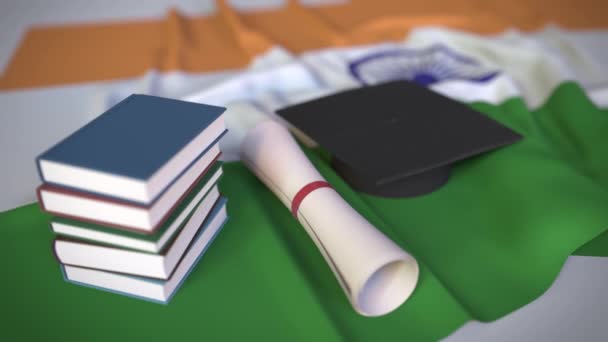 Berretto di laurea, libri e diploma sulla bandiera indiana. L'istruzione superiore in India relativo concettuale animazione 3D — Video Stock