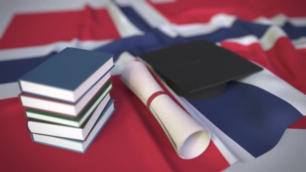 Boné de formatura, livros e diploma na bandeira norueguesa. Ensino superior na Noruega relacionados animação 3D conceitual — Vídeo de Stock