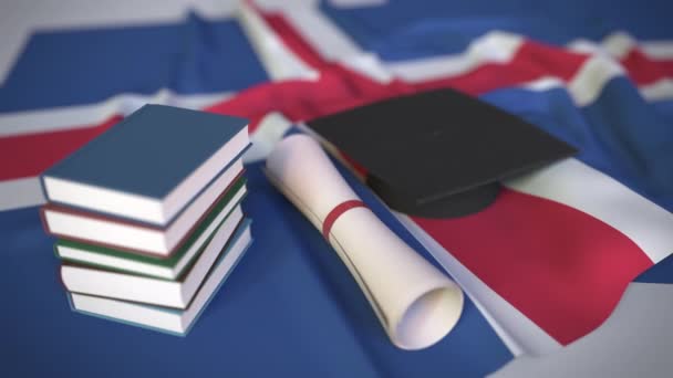 Mezuniyet şapkası, İzlanda bayrağı üzerine kitaplar ve diploma. İzlanda 'da yükseköğretime ilişkin kavramsal 3D animasyon — Stok video